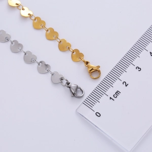 Detailed scale view of heart chain links in gold and silver stainless steel measuring 7mm