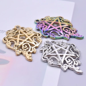 Gros plan détaillé de pendentifs étoiles plaqués or 18 carats en or, argent et arc-en-ciel