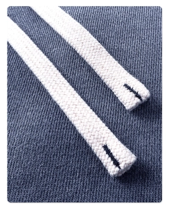 Dettaglio del tessuto a maglia grigio-blu con coulisse intrecciate bianco crema