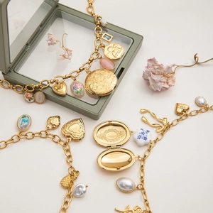 Gouden gelaagde ketting met vintage medaillon, emaille bloem en parel hanger details
