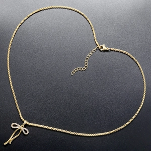 Nahaufnahme der goldenen Schleife mit Zirkonia-Steinen und verstellbarer Halskette