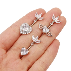 Détails de piercings de nombril en zircon en forme de cœur argenté montrant la taille