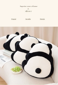 Drei Plüschkissen in Panda-Rückenansicht auf einem gemütlichen Sofa als Deko