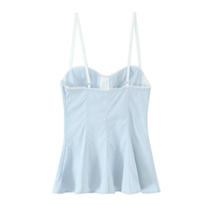Dettaglio del top in popeline a righe blu con spalline bianche e finiture in pizzo