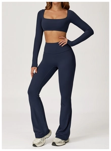 Detalle del conjunto de yoga azul marino con top de cuello cuadrado y pantalón acampanado