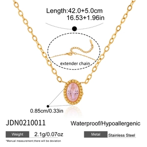 Détail du collier avec pendentif en zircon rose ovale et fermoir mousqueton réglable