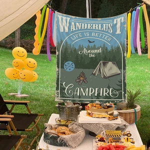 Détail de la tapisserie de camping Wanderlust sur une tente avec décors de fête