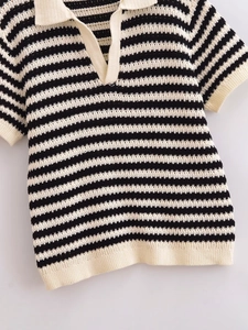 Dettaglio della texture a maglia e delle strisce su questa polo a maniche corte stile francese