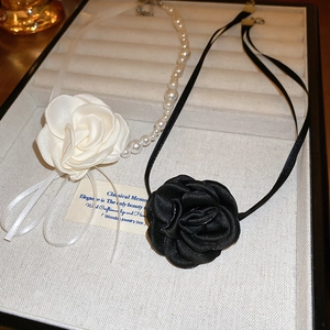 Collier ras du cou rose en tissu élégant avec perles d'imitation et ruban
