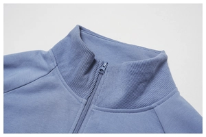 Detailansicht des Stehkragens und des hochwertigen Reißverschlusses am hellblauen Sweatshirt