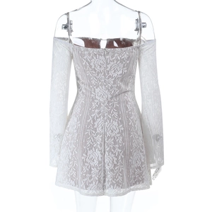 Vue arrière détaillée de la robe en dentelle florale blanche sur un mannequin femme