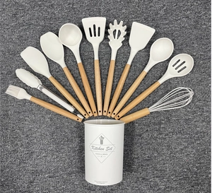 Set dettagliato di 11 utensili da cucina in silicone bianco con manici in legno e secchio