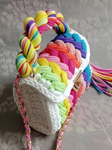 Regenbogen Häkeltasche mit gedrehtem Griff, Fransen-Details und Metall-Kettenriemen