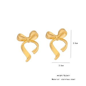Detail view of 3.5cm golden stainless steel bow earrings with measurements and weight