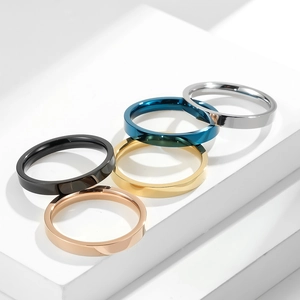 Détail de bagues minimalistes en acier titane de 3mm en cinq couleurs métalliques