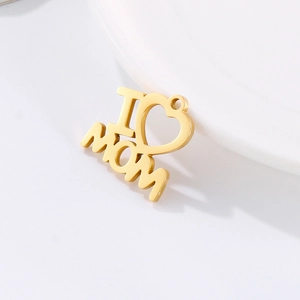 Pendentif en acier titane doré I Love Mom ajouré pour collier sur un fond blanc propre
