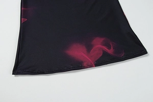 Détail de l'ourlet d'une jupe noire avec imprimé fumée rouge et coutures soignées