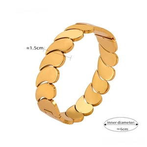 Détail macro du bracelet doré multicouche en forme de goutte, largeur 1,5 cm et diamètre 6 cm