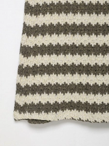 Dettaglio maglia a onde con filato metallico dorato e strisce grigie e beige