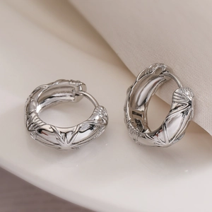 Créoles en argent avec gravure en relief de feuilles au design minimaliste et moderne