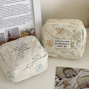 Detailansicht der gesteppten Kosmetiktaschen mit Blumenmuster aus Baumwollstoff