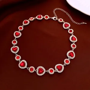 Collier doré luxe en forme de cœur serti de cristaux rouges et accents diamants