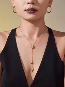 Détail des pendentifs poulpe étoile de mer et hippocampe dorés sur collier Y pour femme