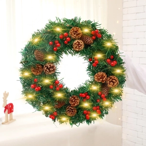 Couronne de Noël 30cm avec pommes de pin, baies rouges et lumières LED pour décoration