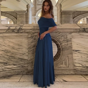 Details von hoher Taille und fließendem Saum am dunkelblauen schulterfreien Maxikleid