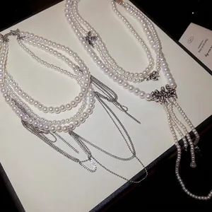 Collier de perles multicouches élégant avec pompon en chaîne et étoiles
