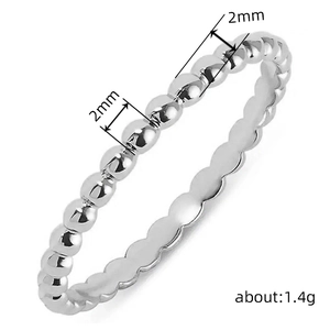 Anello minimalista in argento con sfere da 2mm e design a fascia sottile impilabile