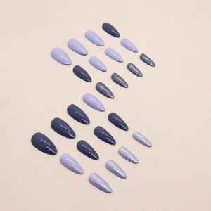 Unghie finte a mandorla color viola polvere e blu grigio con accenti di glitter argento