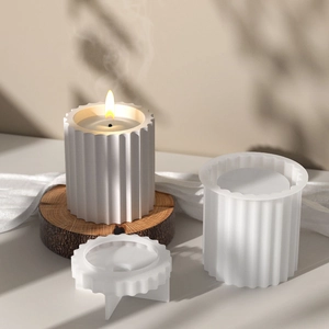Makro-Detail der vertikal gestreiften Silikonform für römische Säulenkerzen DIY