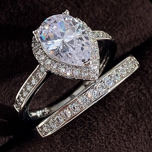 Macro-opname van een druppelvormige halo ringenset met micro-pave zirkonia in zilverkleur