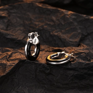 Orecchini a cerchio minimalisti in argento S925 con intarsio in smalto nero dal design rotondo