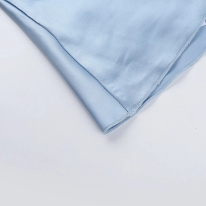 Vue détaillée du tissu en satin bleu clair avec finitions de couture de haute qualité