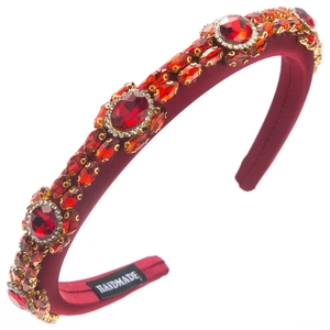 Détail du serre-tête fait main en satin bordeaux orné de cristaux étincelants