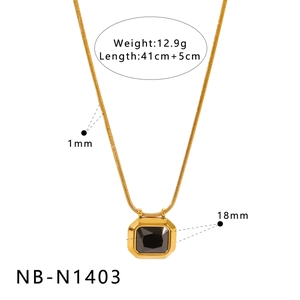 Vue détaillée du collier géométrique plaqué or avec dimensions et poids de 12,9g spécifiés