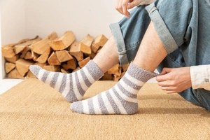 Gros plan de chaussettes en polaire corail à rayures pour hommes, douces et chaudes