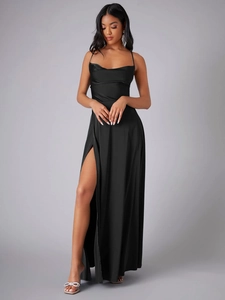 Robe de soirée en satin noir dos nu avec fente haute et silhouette longue élégante