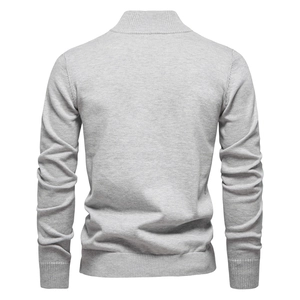Vue arrière du pull en maille grise pour homme avec col montant et coupe cintrée moderne
