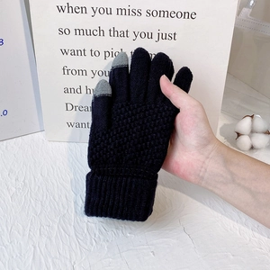 Schwarze Strickhandschuhe mit Touchscreen-Spitzen und warmem geripptem Windschutzbündchen