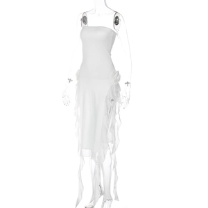 Détail d'une robe bustier blanche avec ourlet à volants superposés et rubans fluides