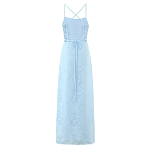 Vue détaillée du dos de la robe en dentelle bleu clair avec bretelles croisées et motifs