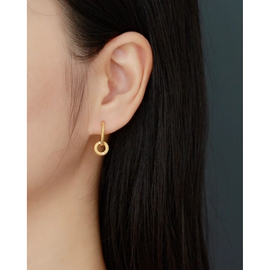 Elegant s925 silver twisted rope hoop earrings in gold finish worn by model