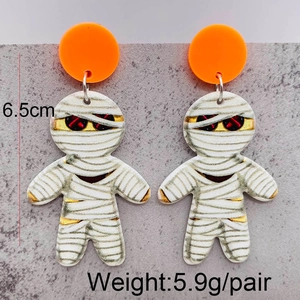 Detail der Halloween Mumien-Ohrringe aus Acryl mit 6,5 cm Länge und leichtem Design