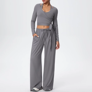 Détail du haut court cache-cœur et du pantalon large à taille haute en gris foncé