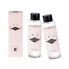 Detail van Wild Rose Garden huisparfum met twee 100ml glazen flessen en roze doos