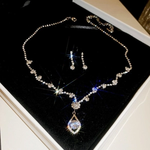 Funkelndes silbernes Schmuckset mit Strass-Halskette und Ohrsteckern in der Geschenkbox