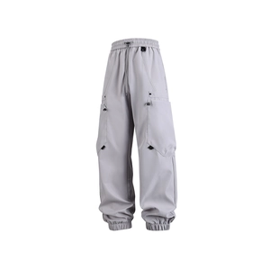 Pantalón cargo gris claro con pierna ancha, cintura elástica con cordón y bolsillos grandes